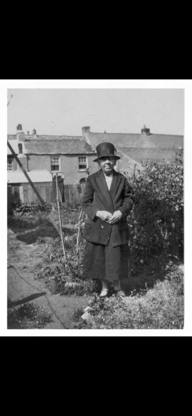 Any early 20th century clothing experts?