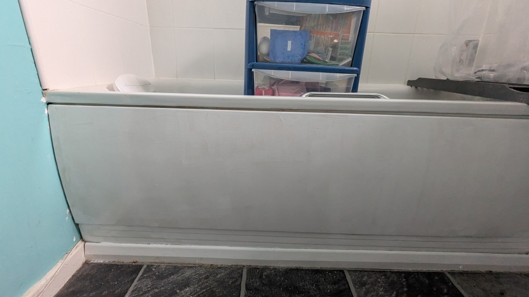 How can I improve a yellowed bath panel in a rented flat?