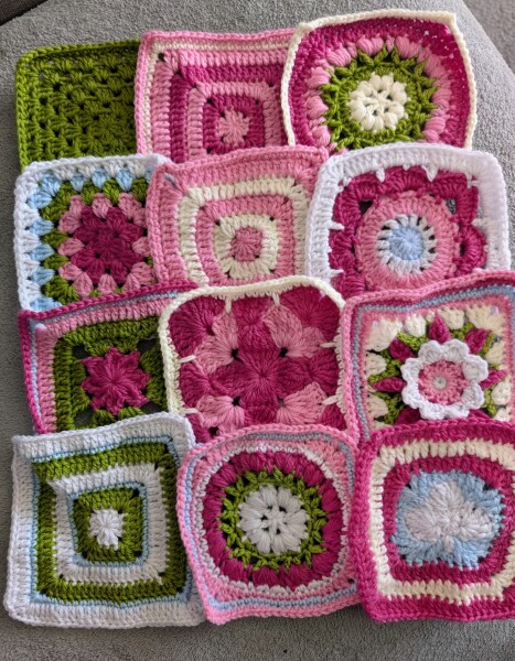 Woolly Hugs. A blanket for lovely wafflenose who has tragically lost her daughter. Can you help us please?