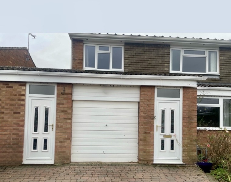 What colour front doors on a sixties (lots of long white windows) house