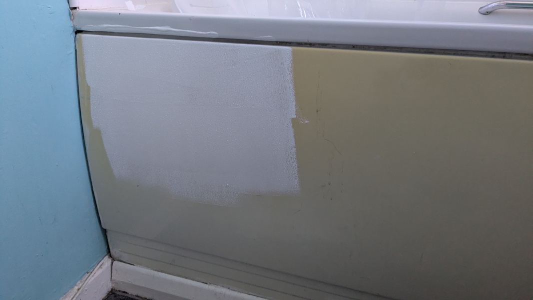 How can I improve a yellowed bath panel in a rented flat?