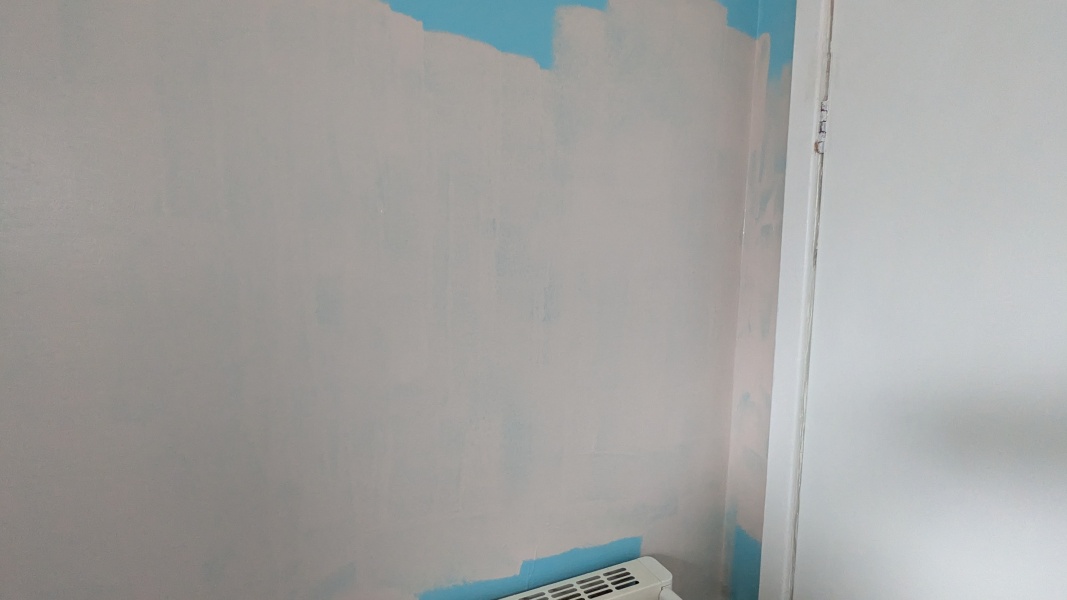 How can I improve a yellowed bath panel in a rented flat?