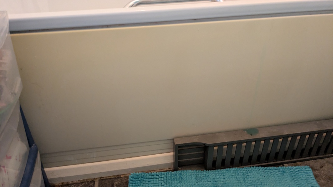 How can I improve a yellowed bath panel in a rented flat?