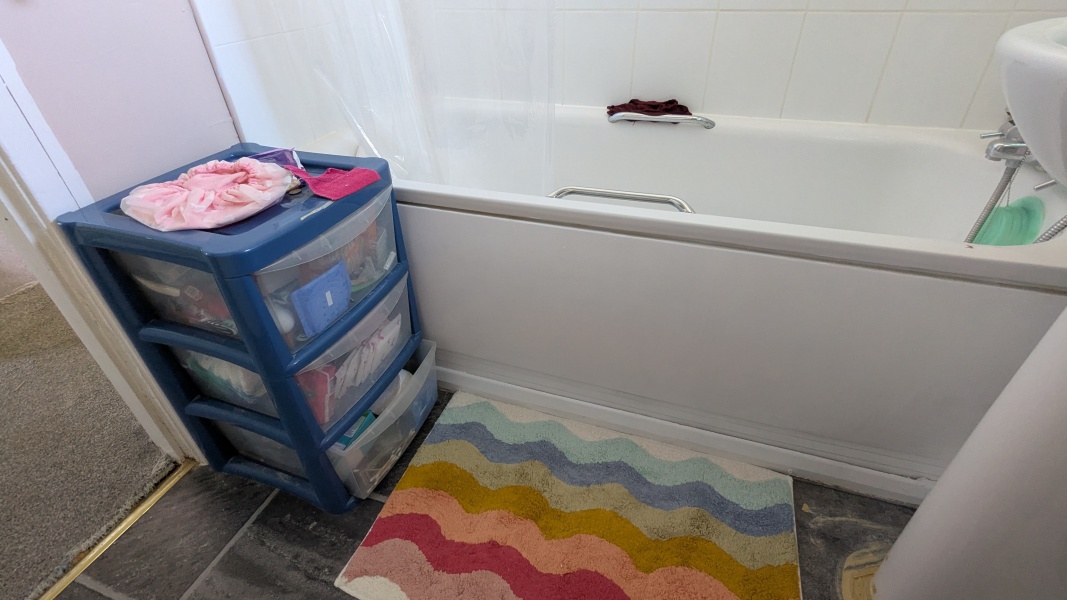 How can I improve a yellowed bath panel in a rented flat?