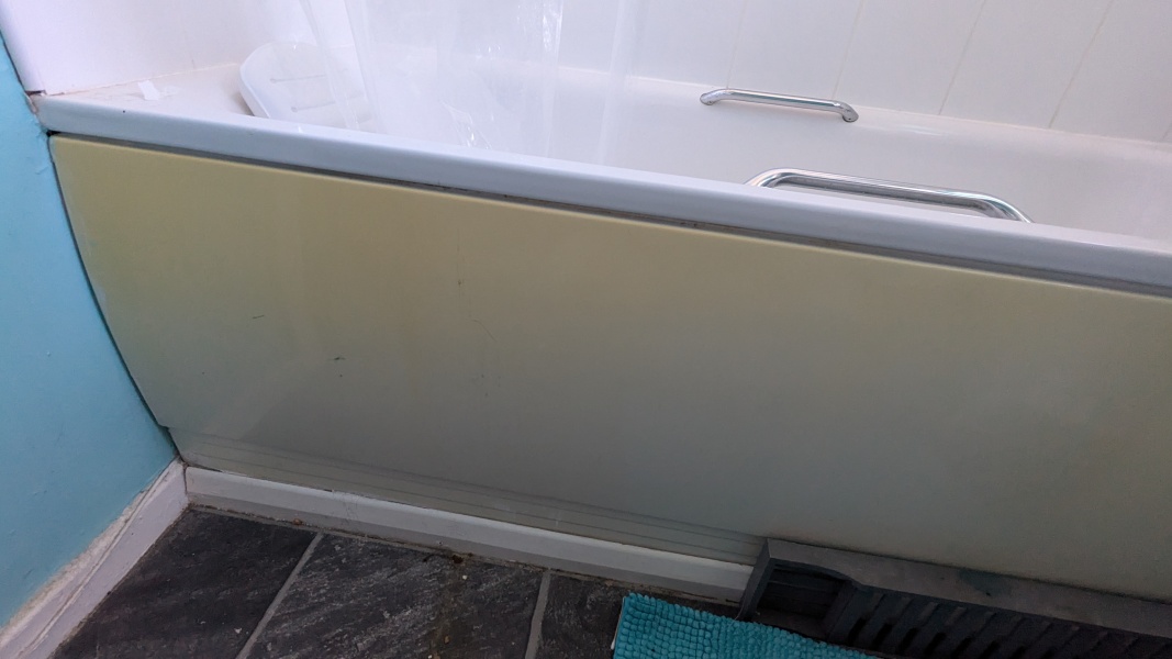 How can I improve a yellowed bath panel in a rented flat?