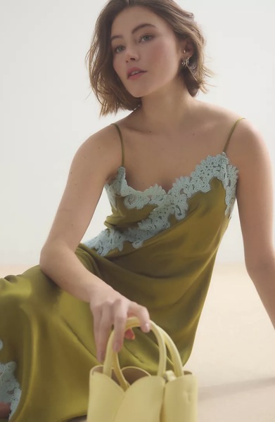 “I never ‘FEEL’ stylish. Please help me with an outfit for my birthday dinner in a luxury hotel. Vinted options a bonus. Thank you!