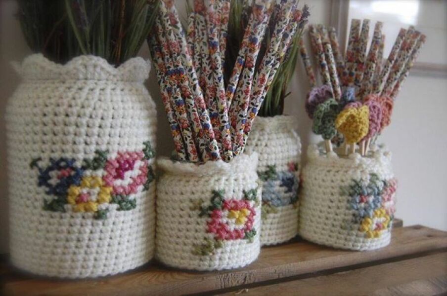 Cross stitch with yarn on crochet