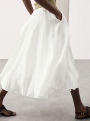 “I never ‘FEEL’ stylish. Please help me with an outfit for my birthday dinner in a luxury hotel. Vinted options a bonus. Thank you!