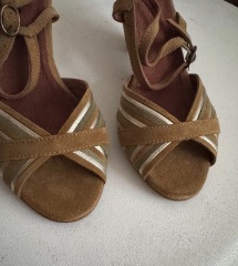 “I never ‘FEEL’ stylish. Please help me with an outfit for my birthday dinner in a luxury hotel. Vinted options a bonus. Thank you!