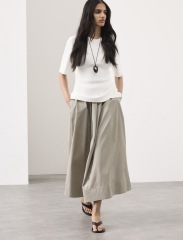 “I never ‘FEEL’ stylish. Please help me with an outfit for my birthday dinner in a luxury hotel. Vinted options a bonus. Thank you!