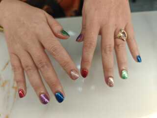 I want to see your nails!