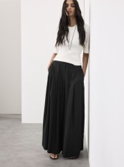 “I never ‘FEEL’ stylish. Please help me with an outfit for my birthday dinner in a luxury hotel. Vinted options a bonus. Thank you!