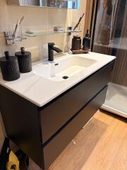 Vanity unit against side wall - counter top sink?