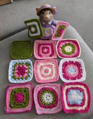 Woolly Hugs. A blanket for lovely wafflenose who has tragically lost her daughter. Can you help us please?