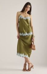 “I never ‘FEEL’ stylish. Please help me with an outfit for my birthday dinner in a luxury hotel. Vinted options a bonus. Thank you!