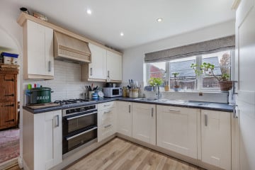 Would a five-bedroom house with a small kitchen put buyers off