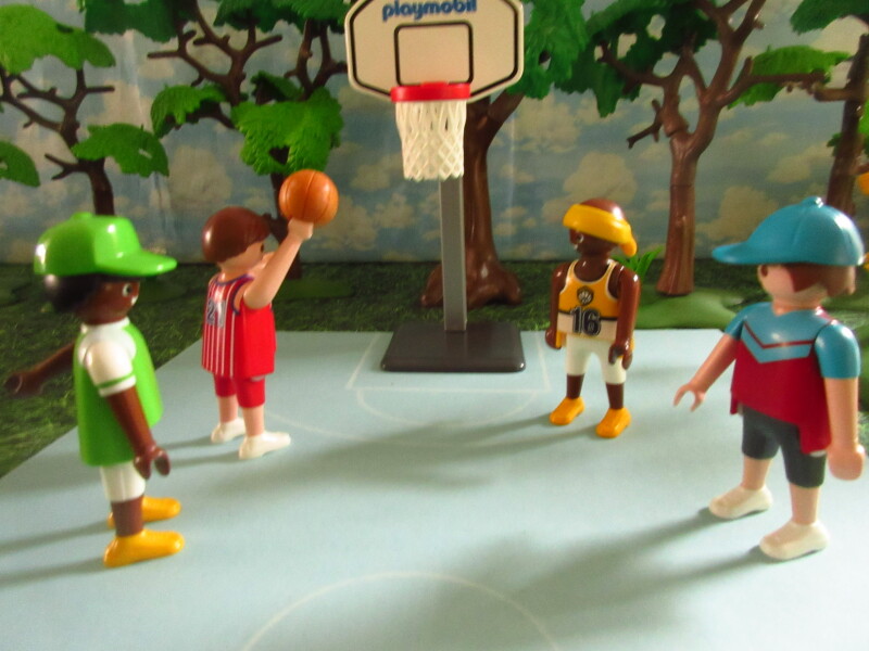 It's Springtime in Eastgate Park for the Playmobil people in our house...