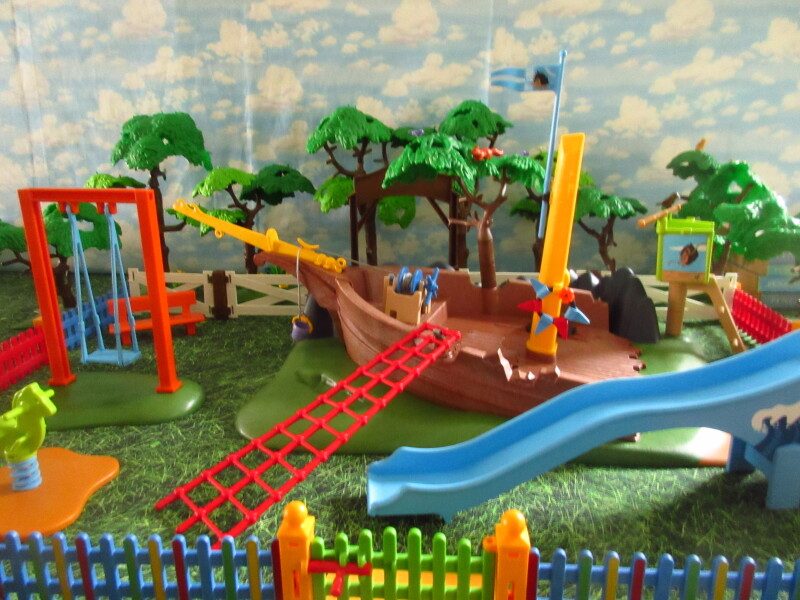 It's Springtime in Eastgate Park for the Playmobil people in our house...