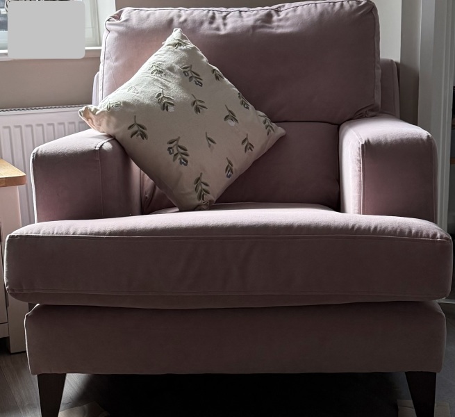 Pink reading chair that is comfy but won't break the bank!