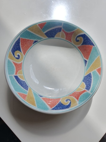 Can anyone identify this vintage bowl design so I can replace it?