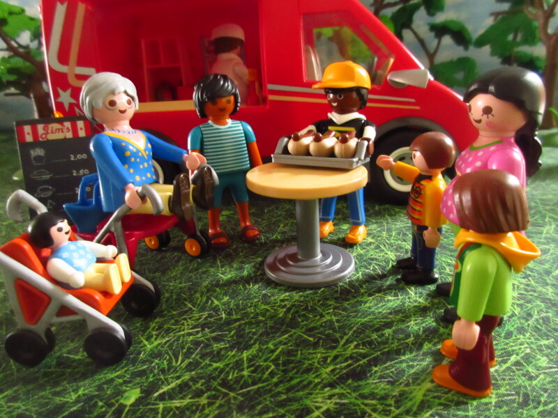 It's Springtime in Eastgate Park for the Playmobil people in our house...