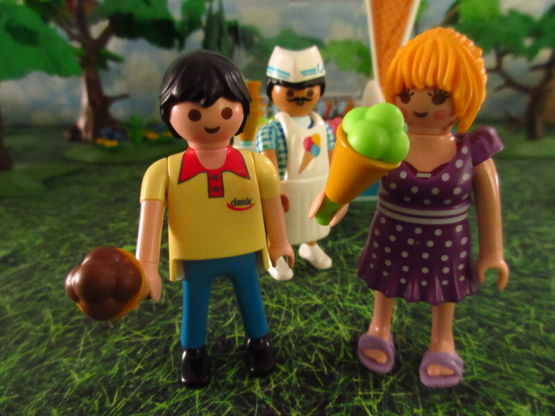 It's Springtime in Eastgate Park for the Playmobil people in our house...