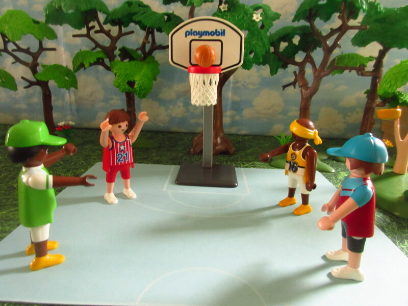 It's Springtime in Eastgate Park for the Playmobil people in our house...