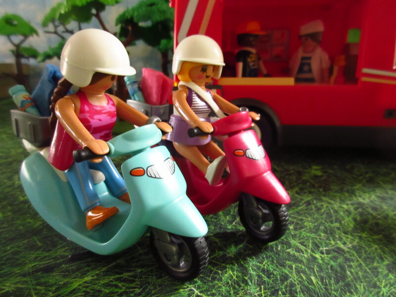 It's Springtime in Eastgate Park for the Playmobil people in our house...