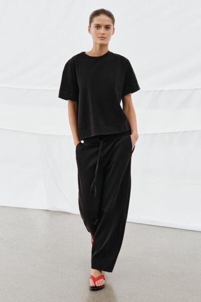 Where can I find a flowing two-piece trouser set on the high street?