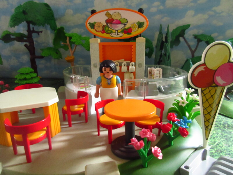 It's Springtime in Eastgate Park for the Playmobil people in our house...