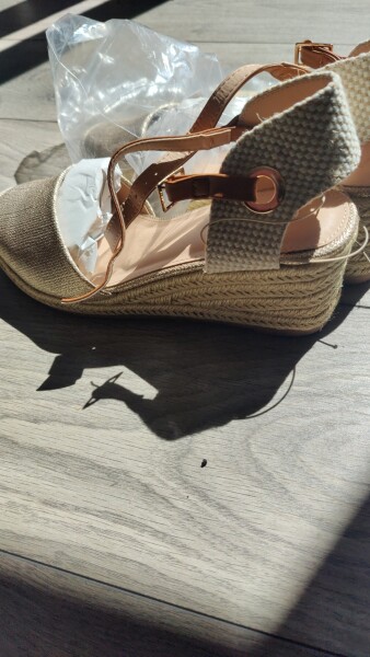 Comfortable wedge sandals for Ascot
