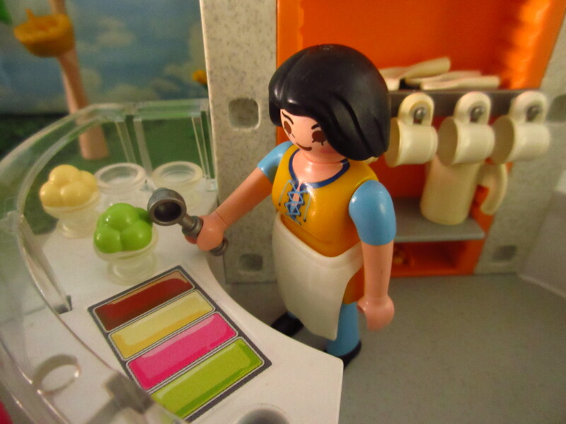 It's Springtime in Eastgate Park for the Playmobil people in our house...