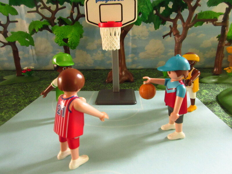 It's Springtime in Eastgate Park for the Playmobil people in our house...