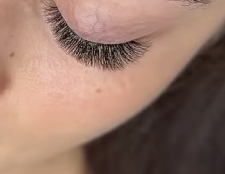 Lash trial before wedding, are these extensions applied too far out?