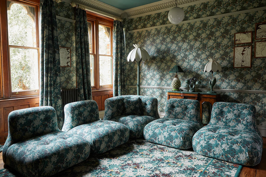 Does anyone still have matching bedding, curtains and wallpaper?