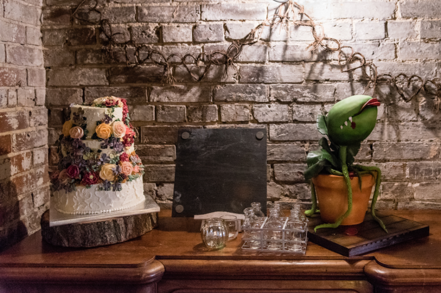 Wedding cake collapsed at venue: is a full refund reasonable?