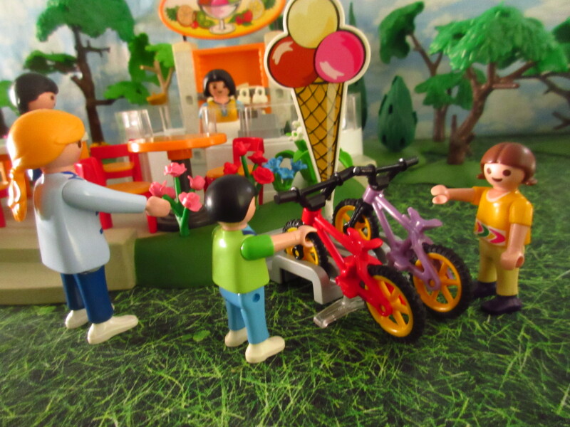 It's Springtime in Eastgate Park for the Playmobil people in our house...