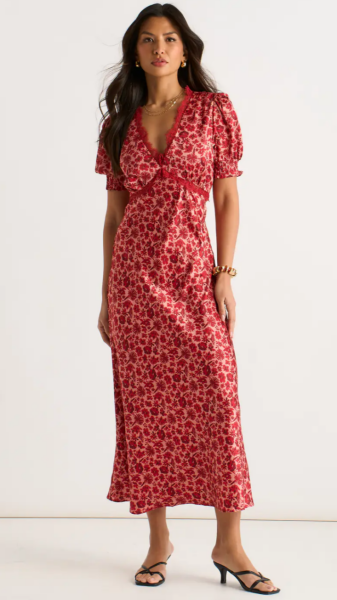 Beach wedding guest dress ideas for a stylish midlife figure