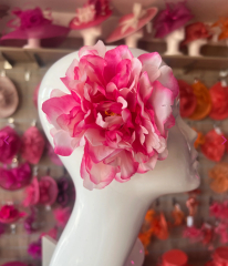 What top/shoes/fascinator/hat for this wedding outfit?