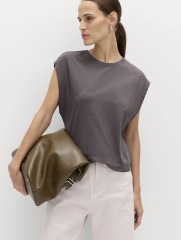 Help dress an 18-20 woman to be cool and comfy this summer
