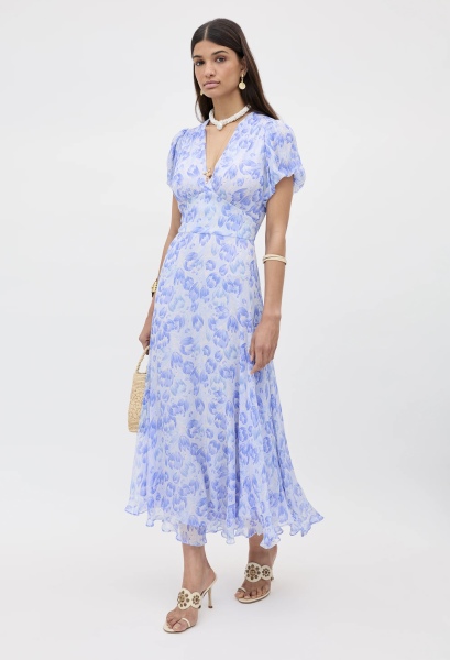 Stylish mother of the bride dress ideas for a warm wedding abroad