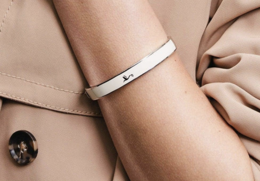Birth gift ideas: silver motherhood bracelet or a traditional locket/ mama necklace?