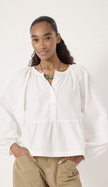 Hello em find a white shirt please!