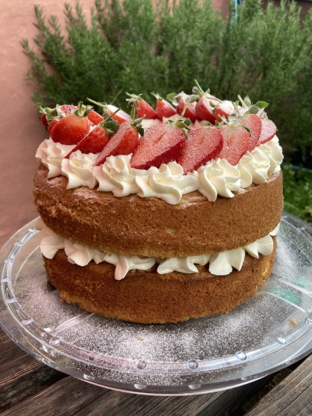 How to elevate presentation for a Victoria Sandwich with fresh cream?
