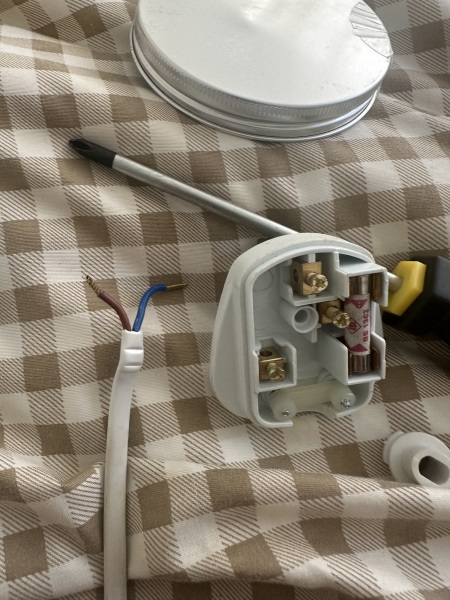Mid changing plugs - where is the green wire? (Pic)