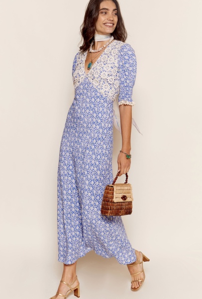 Stylish mother of the bride dress ideas for a warm wedding abroad