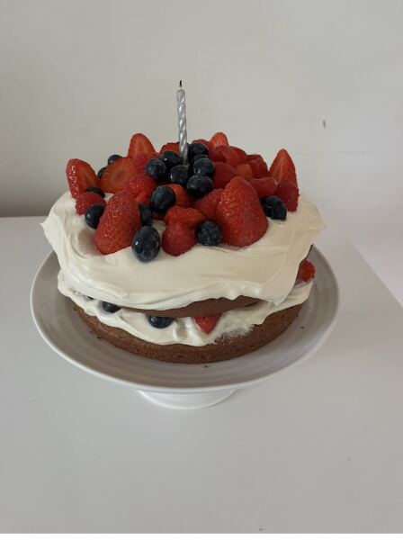 How to elevate presentation for a Victoria Sandwich with fresh cream?
