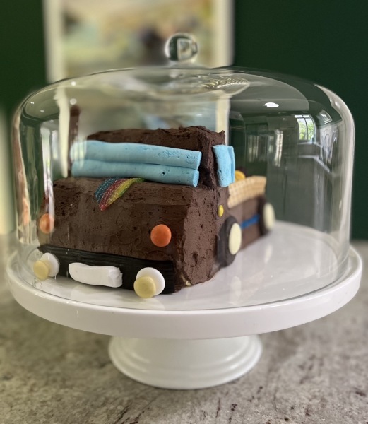 Broken cake stand