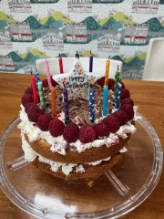 How to elevate presentation for a Victoria Sandwich with fresh cream?