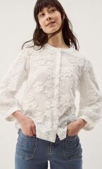 Hello em find a white shirt please!